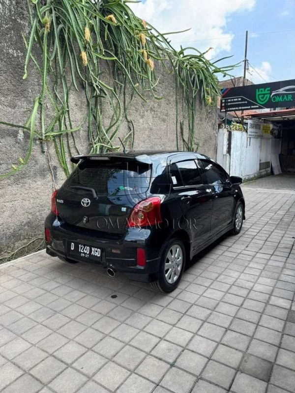 TOYOTA YARIS E HITAM