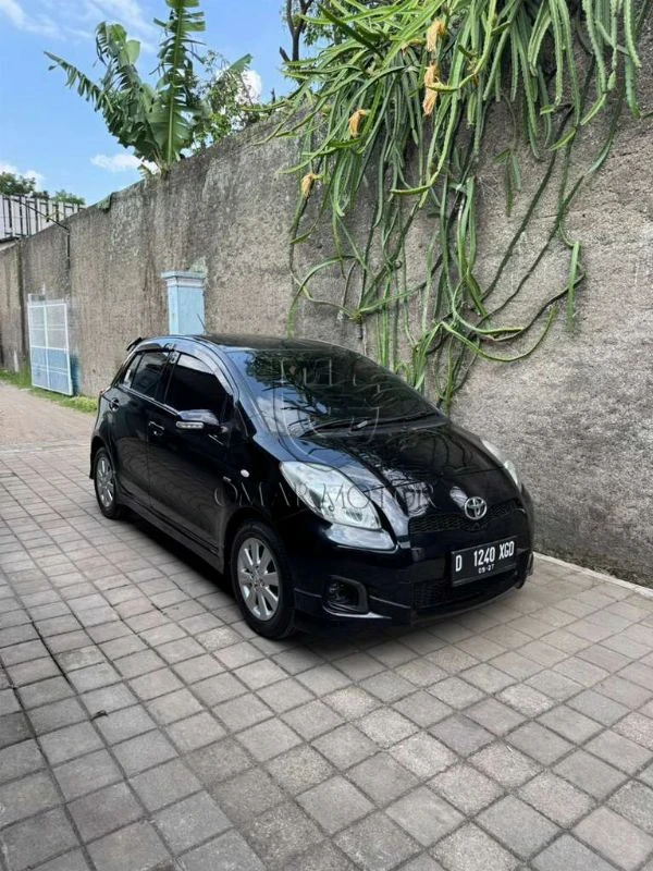 TOYOTA YARIS E HITAM