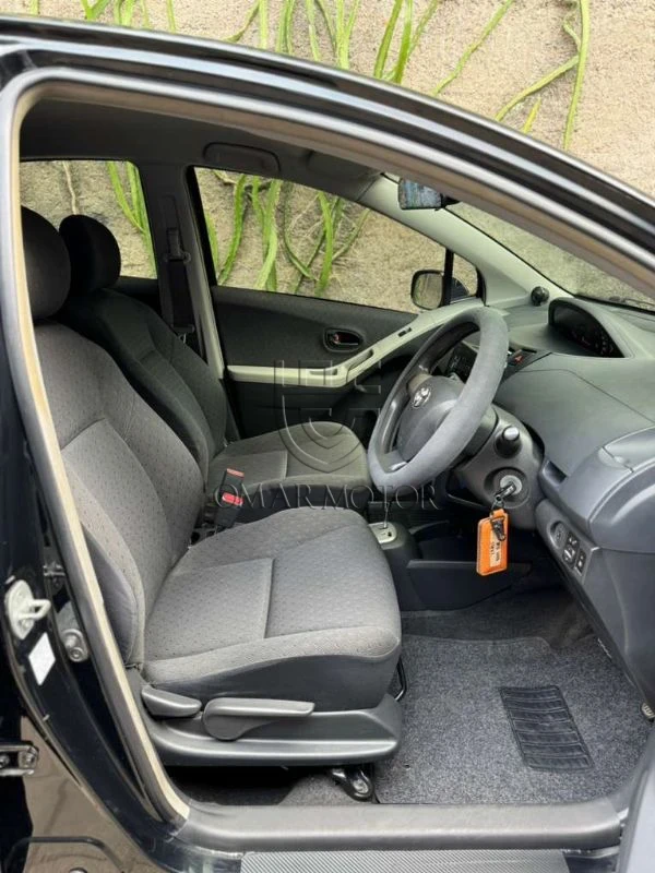 TOYOTA YARIS E HITAM