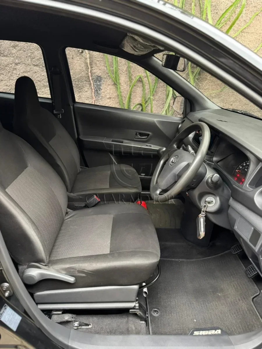 DAIHATSU SIGRA D HITAM