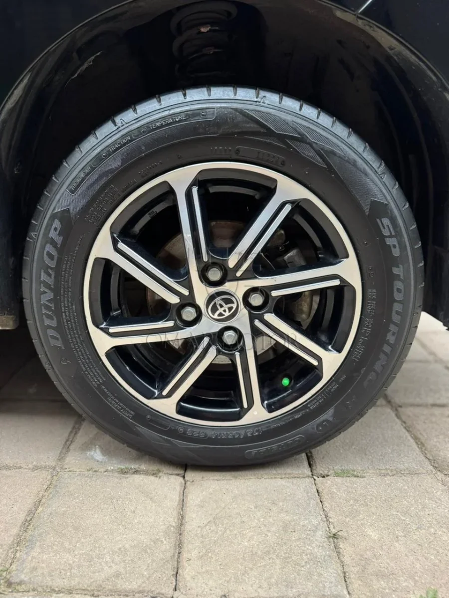 DAIHATSU SIGRA D HITAM