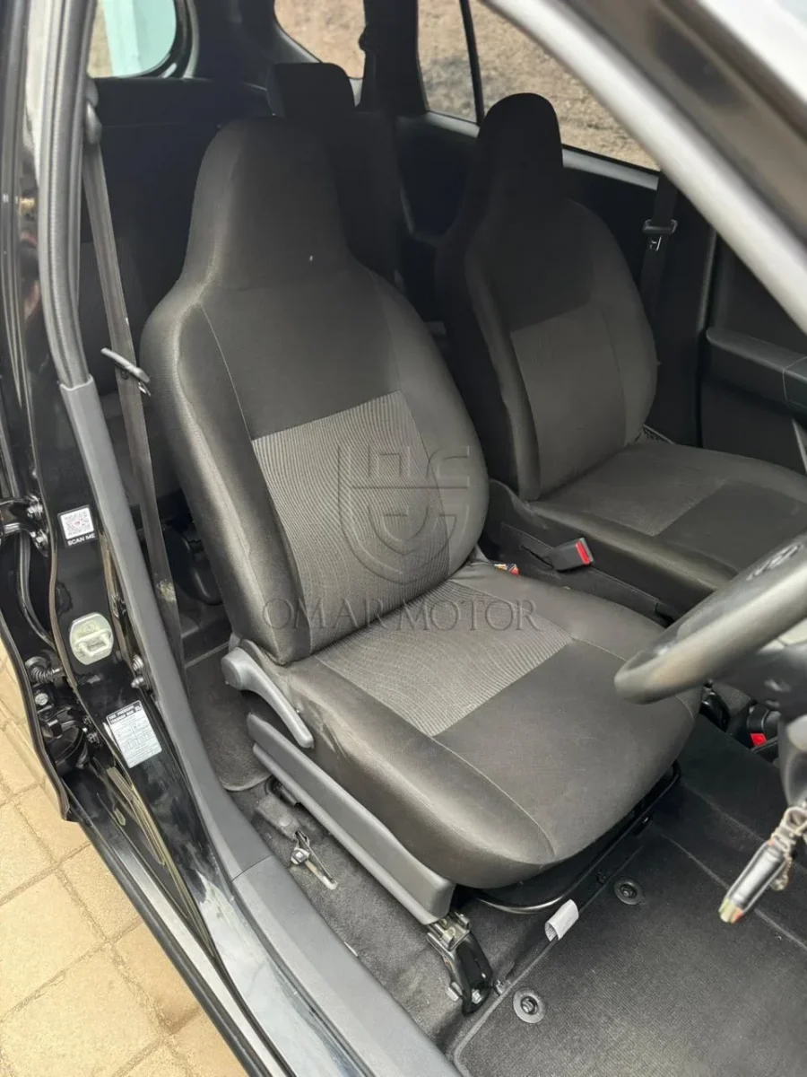 DAIHATSU SIGRA D HITAM