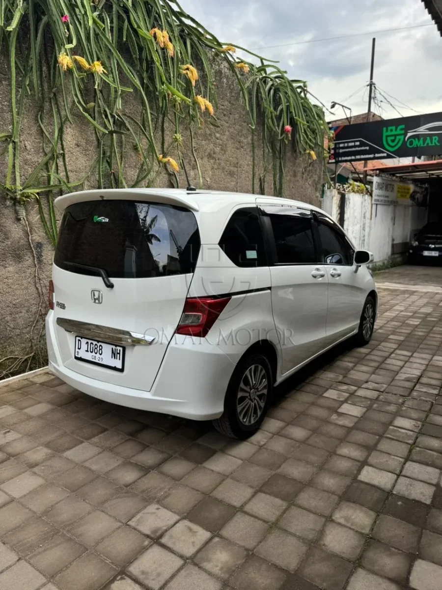 HONDA FREED PSD PUTIH